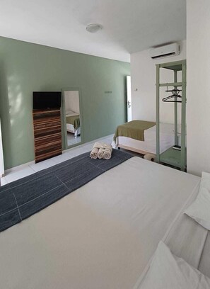 Quarto triplo standard | Frigobar, Wi-Fi de cortesia, roupa de cama
