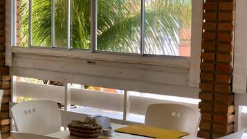 Café da manhã com buffet grátis todos os dias