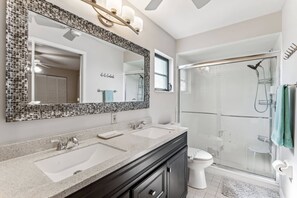 Badewanne, kostenlose Toilettenartikel, Haartrockner, Handtücher