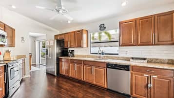 Een koelkast, een magnetron, een oven, een kookplaat