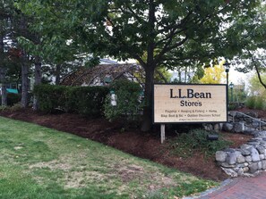 Property grounds - The Nest ~ Quiet location close to shops, dining and Downtown Freeport. (Freeport)