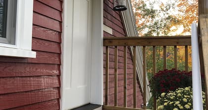 The Nest ~ Quiet location close to shops, dining and Downtown Freeport.