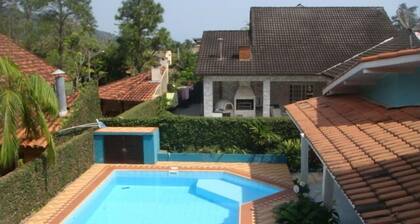 Talo suljetuissa osakehuoneisto, 4 sviittiä, uima-allas, terassi grilli