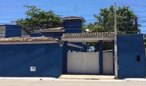 A gated building with a blue exterior and a tiled roof. - MARESIAS - BEACHFRONT - 6 SUITES - 1 MASTER SUITE WITH EXTRAORDINARY SEA VIEW (Praia de Maresias)