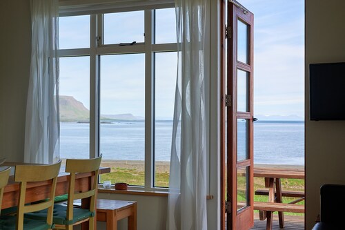 Tvera - roomy quality cottage with a view, close to the ferry harbor Brjanslækur