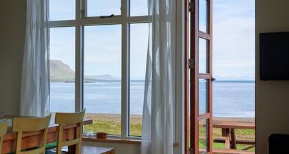 Tvera - roomy quality cottage with a view, close to the ferry harbor Brjanslækur