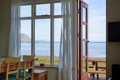Tvera - roomy quality cottage with a view, close to the ferry harbor Brjanslækur