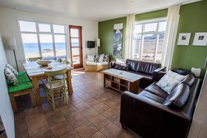 Un reproductor de DVD, libros, un reproductor estéreo