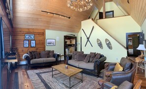 Smart TV, fireplace, video games, DVD player - Log Home# w/ Incomparable Peace, Serenity, Privacy And The First Class Amenities (Mt Holly)
