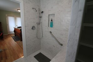 Bañera con ducha, secador de pelo, toallas, jabón