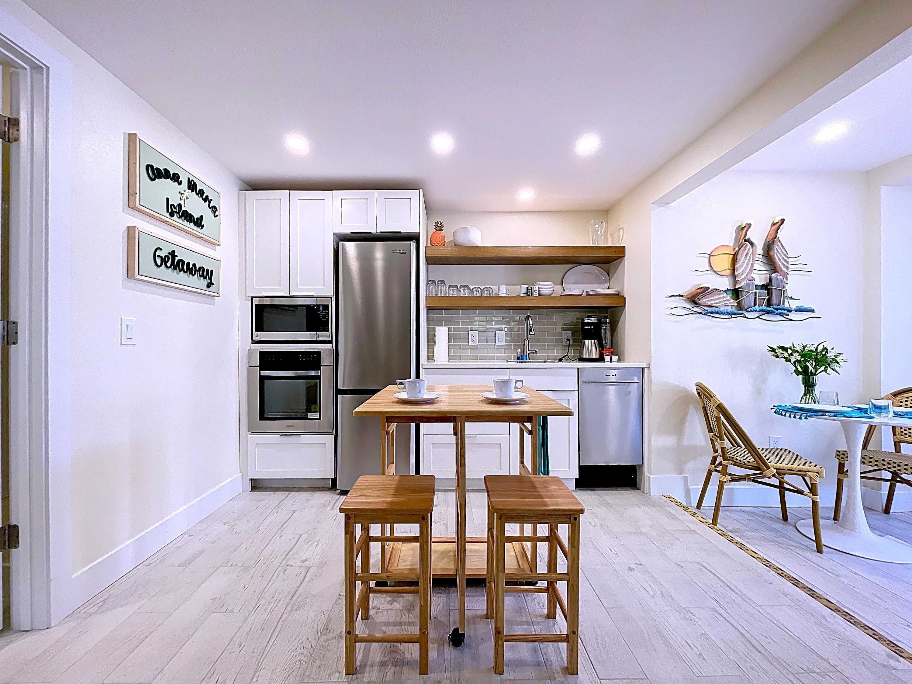 Réfrigérateur, micro-ondes, four, plaque de cuisson