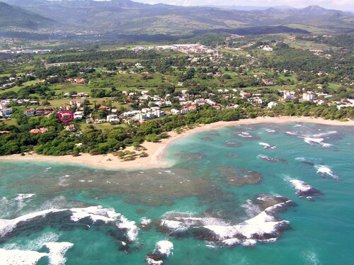 Apartment in a beautiful tropical garden, 2 minutes walk to the beach.