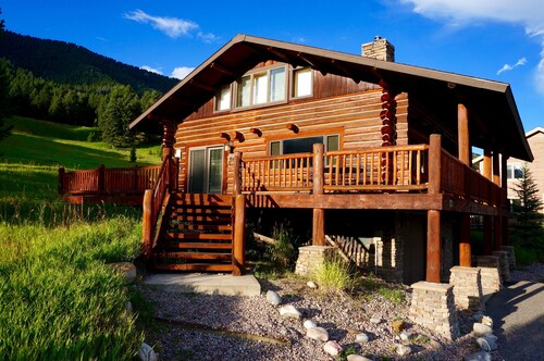 Lovely Log cabin in the heart of Big Sky