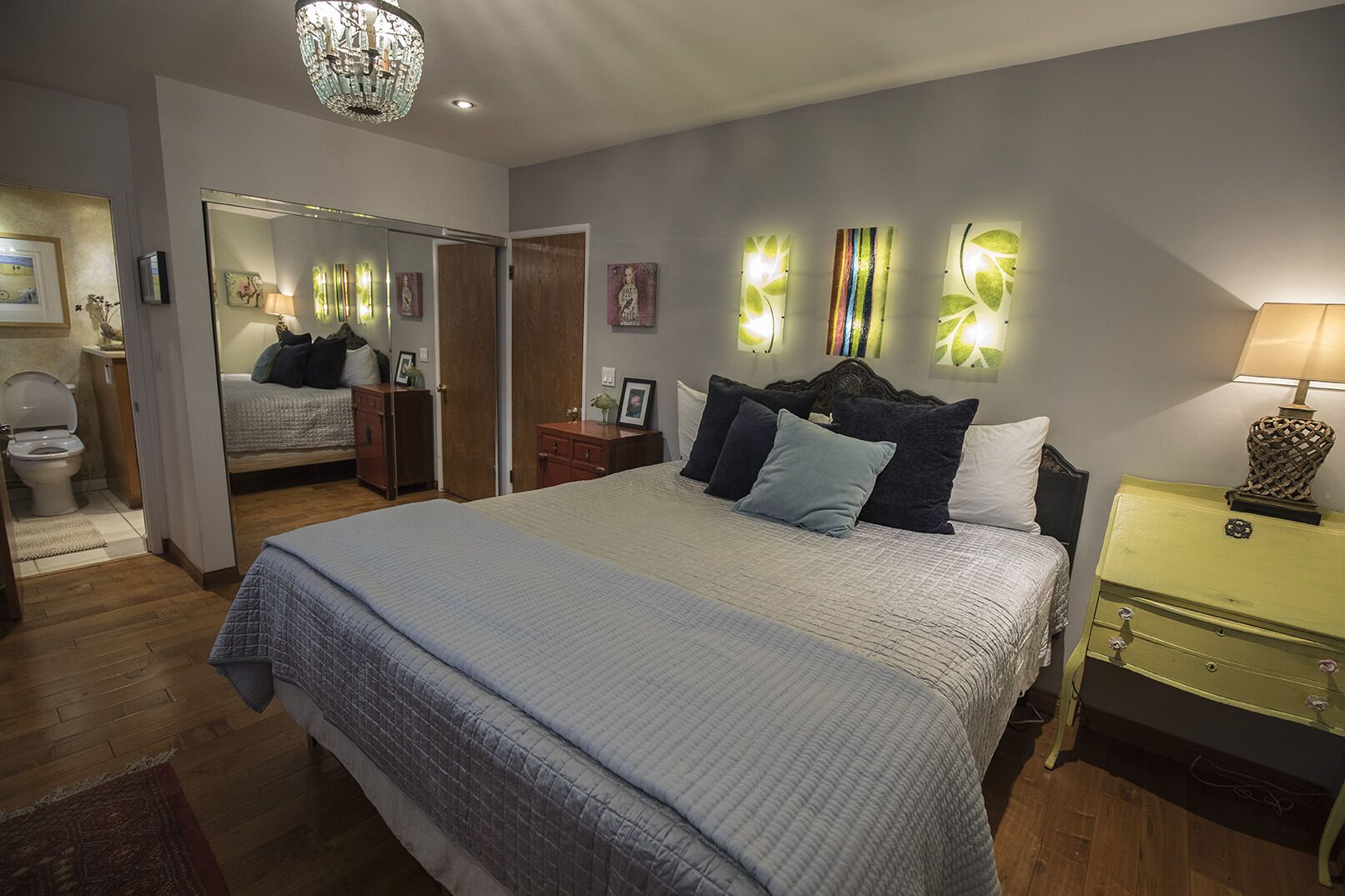 4 soveværelser, skrivebord, lydisolering, strygejern/strygebræt