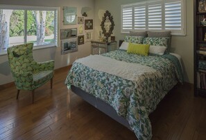 4 bedrooms, desk, soundproofing, iron/ironing board - Private & Relaxing Resort Like Home with Pool, 4 Bedrooms, Close To 
Attractions (Fullerton)