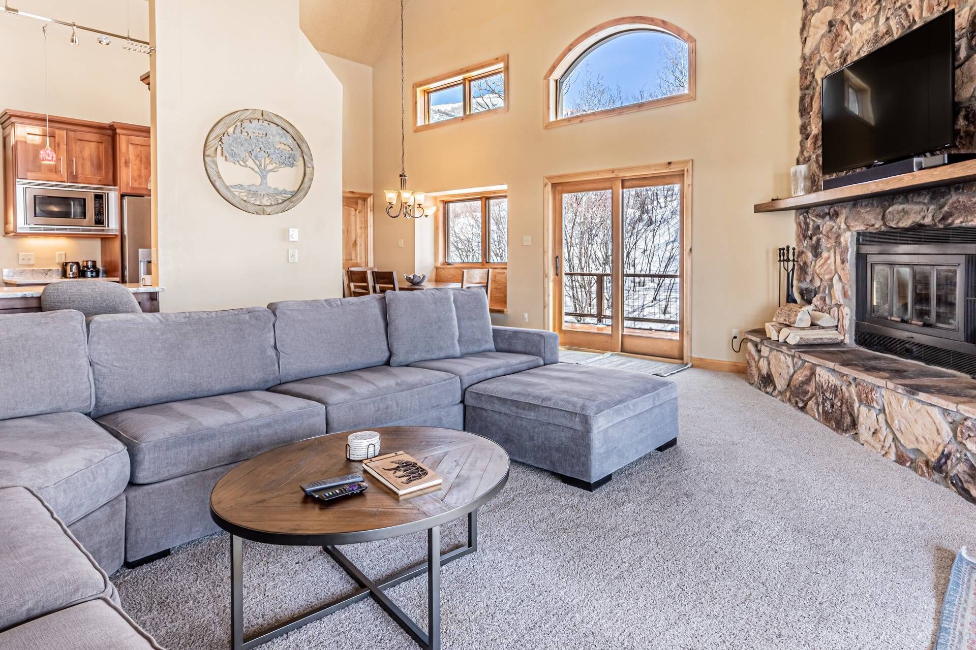 Een smart-tv, een open haard, een dvd-speler en een tafeltennistafel