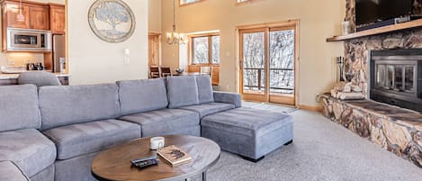 TV connectée, cheminée, lecteur de DVD, table de tennis de table