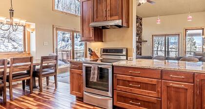 Bring Your Dog! Spacious Home, Views, Private Hot Tub, Near FreeBus, Garage-W/D-Grill-Wood Fireplace