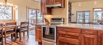 Spacious w/Unbelievable Views-Private Hot Tub-Near Free Bus +Garage-W/D-Grill-Wood Fireplace-Dogs OK