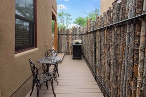 Outdoor dining - Linda - Walk to The Plaza (Santa Fe)
