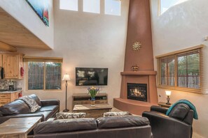 Tv, eldstad och kontor