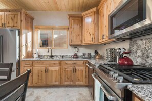 Fridge, microwave, oven, stovetop - Linda - Walk to The Plaza (Santa Fe)