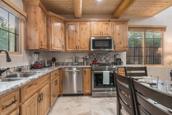 Fridge, microwave, oven, stovetop - Linda - Walk to The Plaza (Santa Fe)