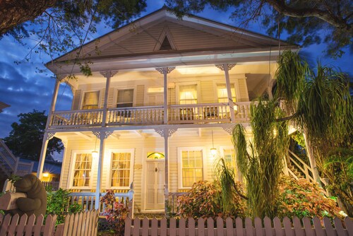 NEW PRICING: DRIVE TO YOUR GETAWAY - BIG Pool, Steps to Beach & Free Parking