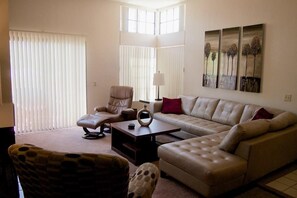 Een televisie, een open haard, een dvd-speler en boeken