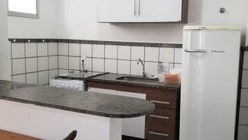 Fridge, oven, stovetop, coffee/tea maker