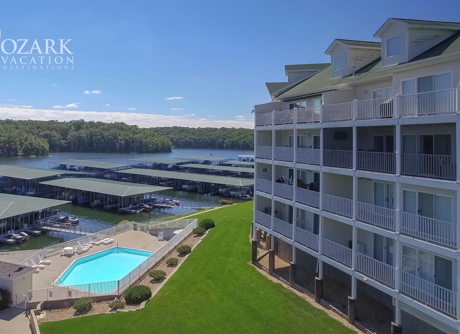Un hôtel doté de nombreux balcons, d’une piscine et d’aires d’amarrage.