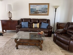 TV, caminetto, impianto stereo