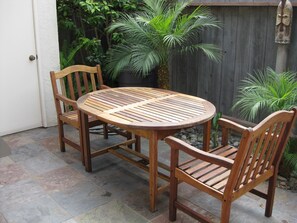 Outdoor dining - Remodeled Solana Beach condo West of 5 (Solana Beach)