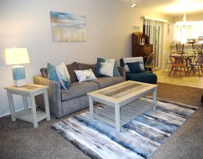 Smart TV, fireplace, DVD player - 2 BR 2 bath - pool - 3 minute walk to beach! (Corpus Christi)