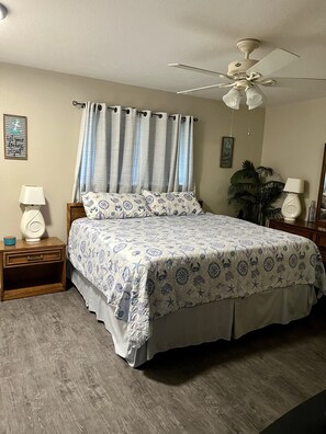 2 bedrooms, desk, iron/ironing board, free WiFi - 2 BR 2 bath -  pool - 3 minute walk to beach! (Corpus Christi)