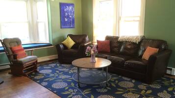 Smart TV, libros y oficina