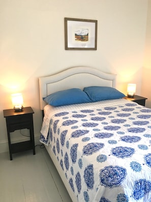 3 habitaciones, escritorio y tabla de planchar con plancha