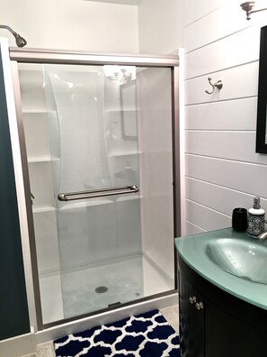 Combined shower/tub, jetted tub, hair dryer, towels - In Town and a Quick Walk to Acadia National Park (Bar Harbor)