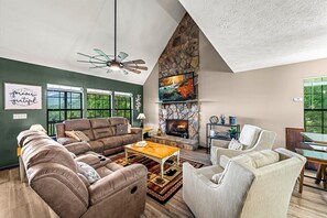 Smart-TV, peis, DVD-spiller og stereoanlegg