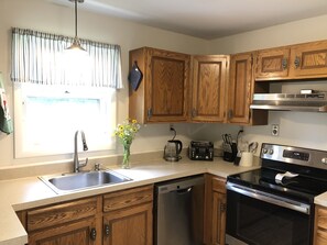 Fridge, microwave, oven, stovetop - New photos with many updates! Bring your EV cord and adapter!  Walk to the fun! (Stonington)