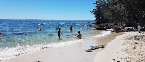 Una playa cerca, toallas de playa