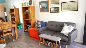 Tv, dvd-afspiller, bøger, videobibliotek