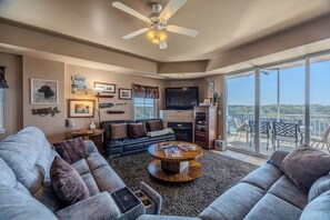 TV, DVD-spiller og stereoanlegg