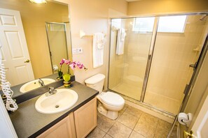 Combined shower/tub, hair dryer, towels