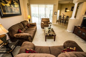 Smart TV, videojuegos, reproductor de DVD y futbolito 