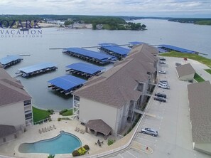 Ein Hotel mit Schwimmbad, angestaute Booten und Seeblick.