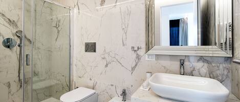 Dusj, hårføner og håndklær