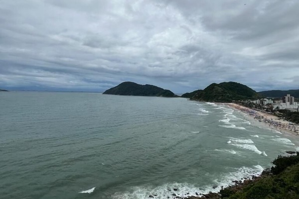 Perto da praia, espreguiçadeiras