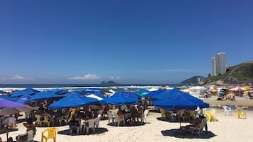 Perto da praia, espreguiçadeiras