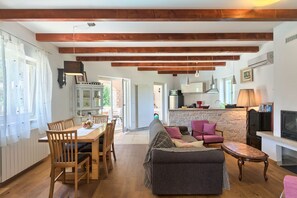 Een televisie, een open haard en een stereo